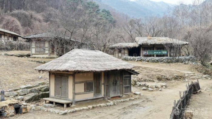2-1. (홍보전산과)새재오픈세트장 왕사남 중 광천골 촬영지인 일지매 산채.jpg