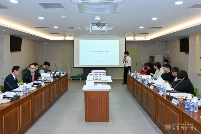 영주-1-3 용역사대표사 실시설계 중간보고를 하고 있다.jpg