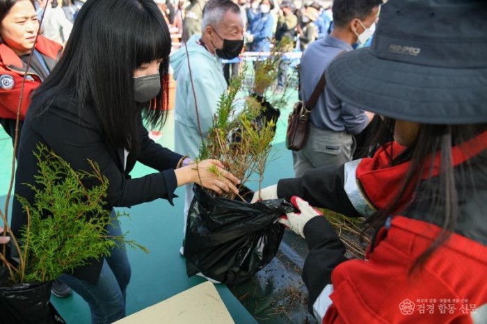 영주-2-3 (참고사진)시민에게 묘목을 나눠주고 있다.jpg