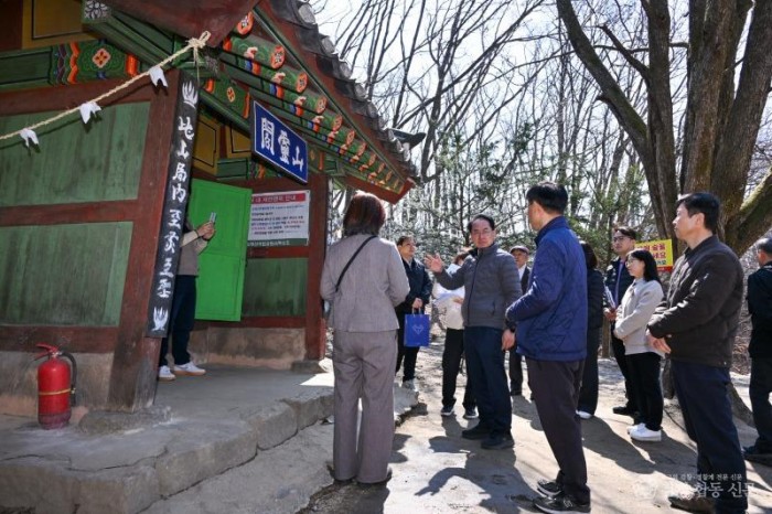 영주-1-2 엄태현 영주시장 권한대행을 비롯한 간부공무원들은 과거 삼도를 잇던 교통 요충지인 고치령을 방문해 문화관광해설사의 해설을 청~.jpg