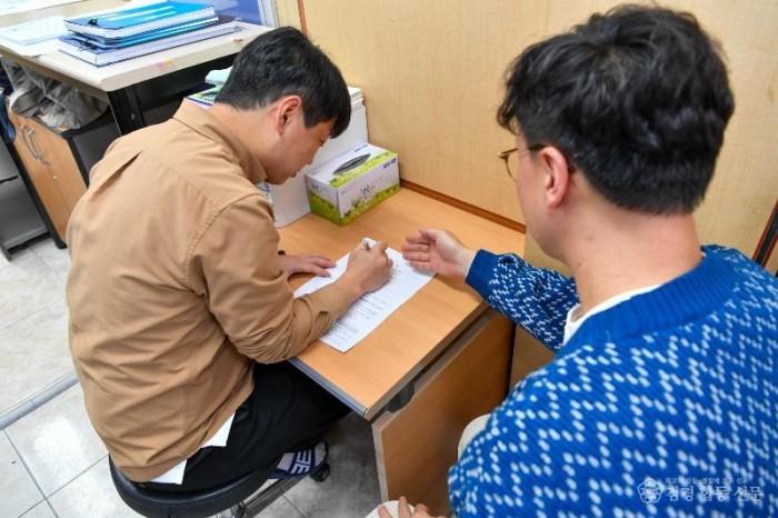 영주-1-3 (참고사진)한 시민이 지원사업 신청서류를 작성하는 모습.jpg