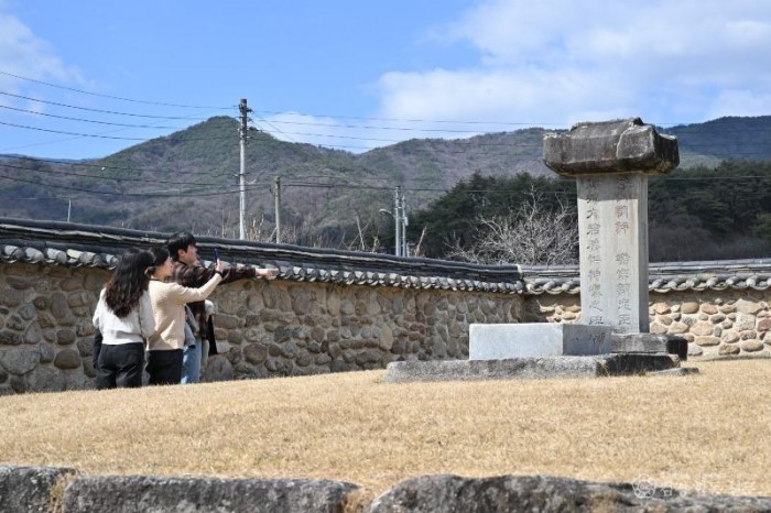 영주-2-5 관광객들이 금성대군신단을 둘러보고 있다.jpg