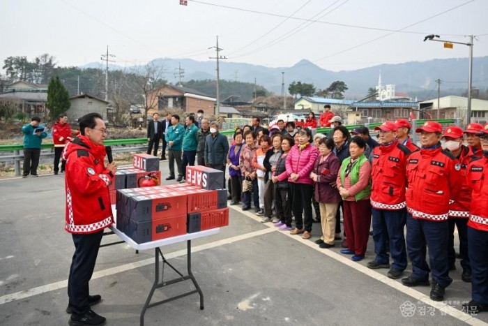 영주-5-2 엄태현 영주시장 권한대행이 주민들에게 소화기를 전달하고 화목보일러 재 처리 요령을 안내하고 있다.jpg