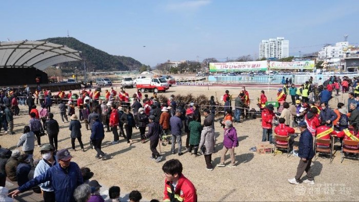 5-5.나무나누어주기’ 행사.jpeg