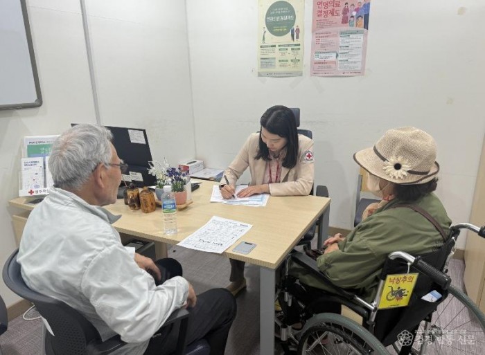 영주-1-3 (참고사진)진료센터 어르신 대상 진료모습.jpg