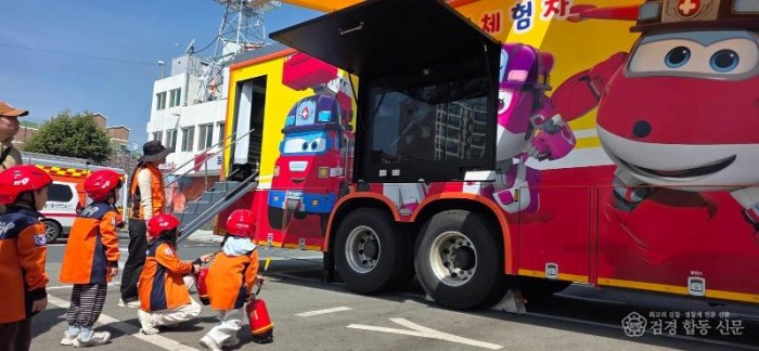 260330-2진해군항제서 119소방안전체험장 운영.jpg
