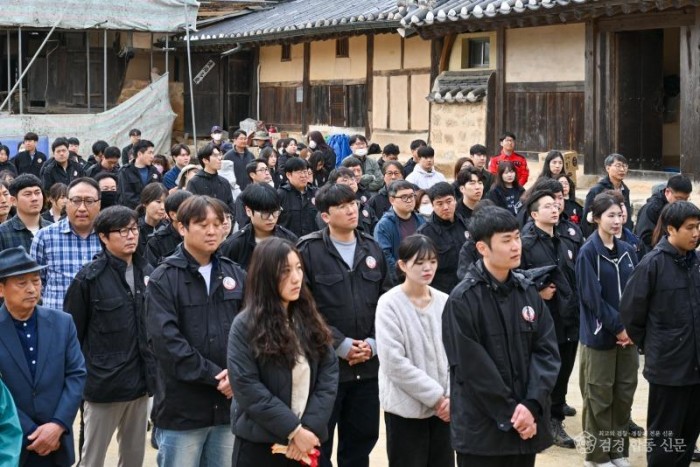 영주-1-2 나무심기 행사 진행을 위해 대기하고 있는 영주시 소속 직원 모습.jpg