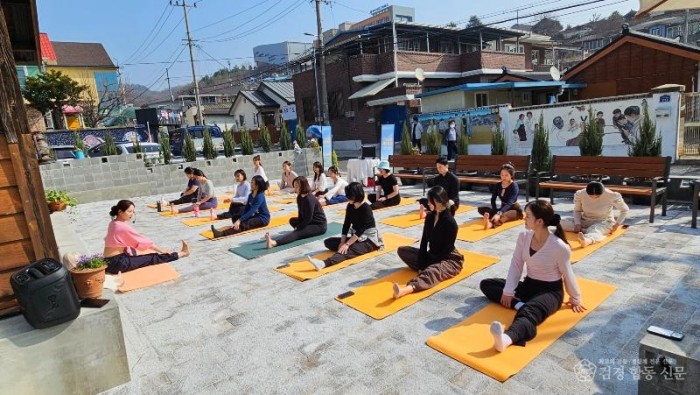 영주-2-4 지난 28일 진행된 웰니스 프로그램 아침 요가 진행모습.jpg