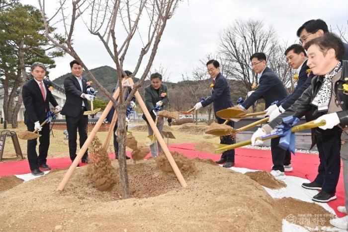 1.경북교육청, 청사 이전 10주년 기념식 개최(“따뜻한 경북교육, 아이 품은 백년약속”...경북교육 미래 100년 비전 공유)_05.jpg