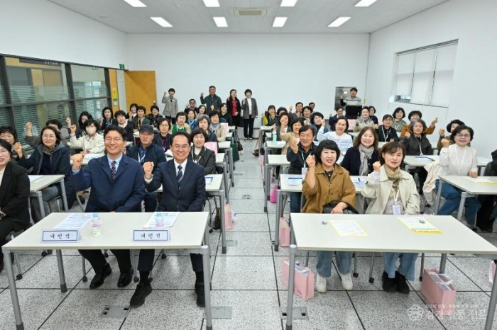 영주-4-1 영주시는 3월31일 평생직원교육관에서 경북도민행복대학 개강식을 개최했다(단체기념사진).jpg