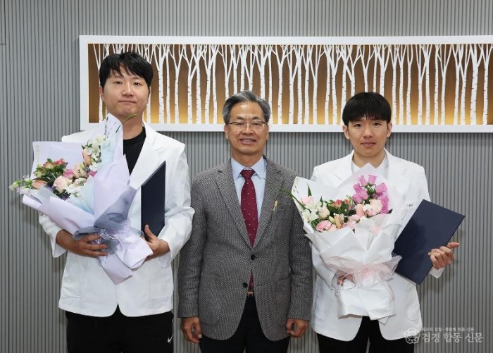 4-2. 사진(의료취약지에 헌신한 공중보건의 2명, 보건복지부 장관 표창 수상).jpg