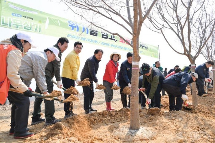 2-1_영덕군, 제81회 식목일 기념 ‘희망 나무심기’ 행사 성료.jpg