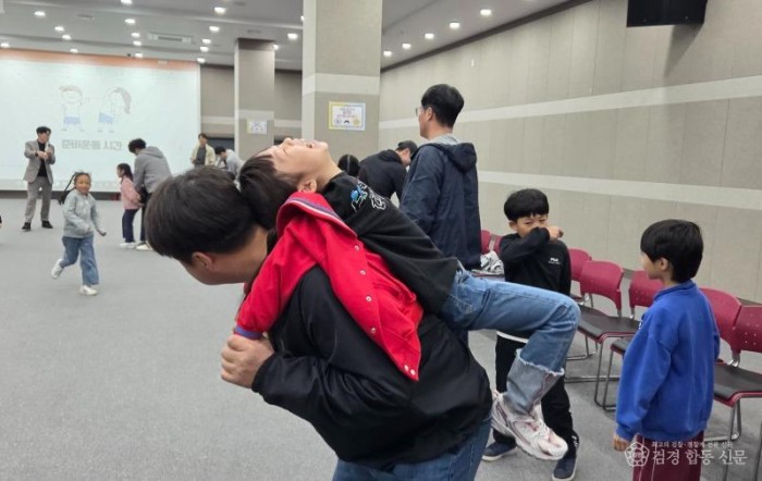 영주-2-3 아빠들이 아이들하고 레크레이션을 진행하고 있다.jpg