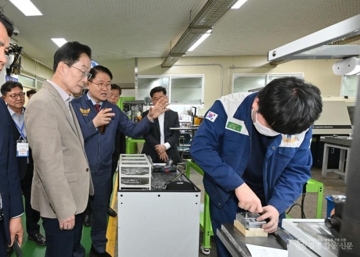 1.경북교육청, 경북기능경기대회 기술인재 뜨거운 도전 시작(도내 직업계고 252명 출전, 기술 강자들의 한판 승부)_01.jpg