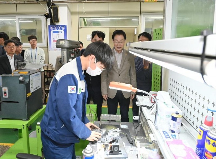 1.경북교육청, 경북기능경기대회 기술인재 뜨거운 도전 시작(도내 직업계고 252명 출전, 기술 강자들의 한판 승부)_02.jpg