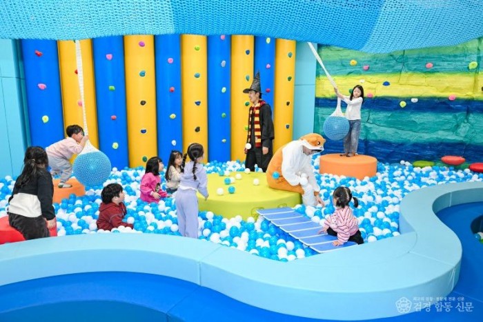 3-3. (여성청소년과)실내놀이터 아동 활동 사진(2).jpg