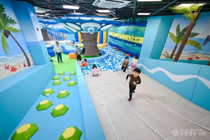 3-2. (여성청소년과)실내놀이터 아동 활동 사진(1).jpg