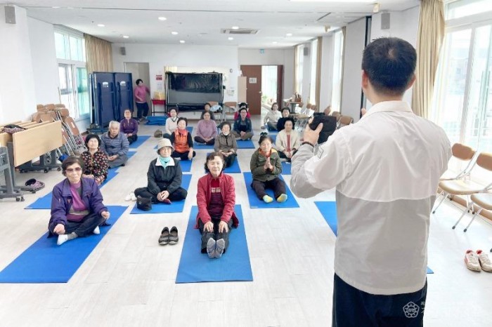260409보도자료(청송군, 어르신 건강 챙기는 찾아가는 한방 기공체조 교실 운영) (1).jpg