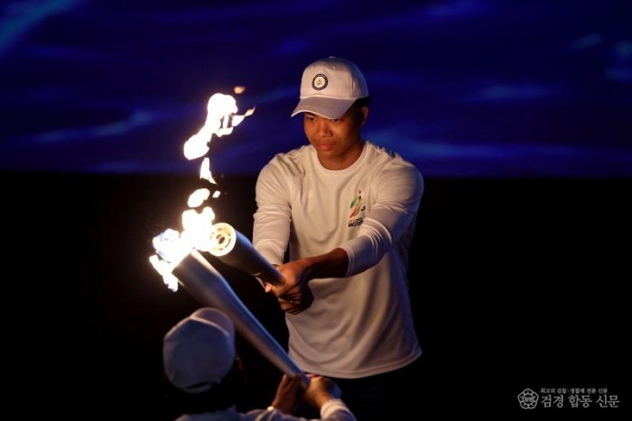 나마디 조엘진 선수 성화 점화.JPG