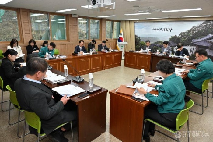 영주-1-2 저출생 대응 범부서 TF팀을 구성해 결혼,주거 등 생애주기별 맞춤정책을 논의하고 있다.JPG