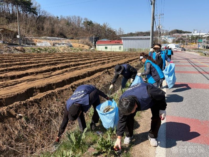 3-4.봉화읍  봄맞이 행락철 자연정화활동.jpg