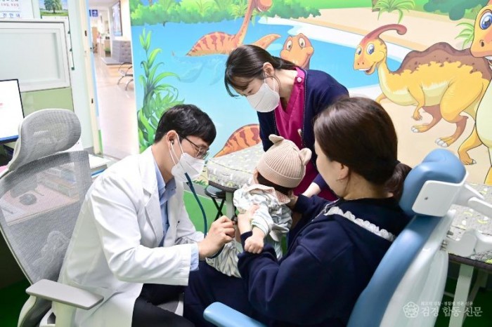 260410보도자료(청송군, 아이부터 임산부까지 진료 공백 없다[소아청소년과·산부인과 필수의료 강화]) (2).jpg