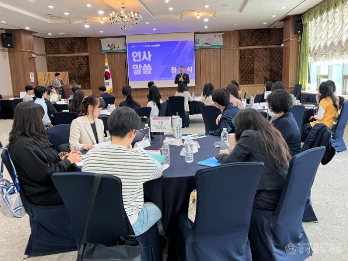 1.경북교육청, ‘책쓰는 교육가족’ 사업 설명회 개최(교육공동체의 삶과 성찰을 책으로...집필_출판 본격 지원)(인사말하고 있는 정영석 유초등교육과장)_01.jpg