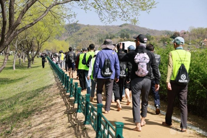 4-2. 경주시는 11일 진평왕릉 일원에서 제3회 선덕여왕길 왕벚꽃 맨발행사를 열고 시민과 관광객이 함께하는 건강 걷기 행사를 운영했다.JPG