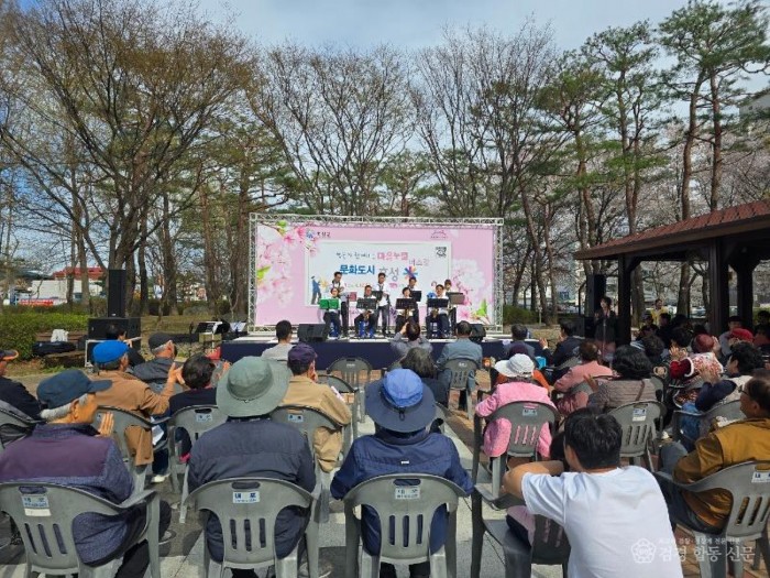 15일 (대한민국 문화도시 홍성, 벚꽃길이 공연장이 됐다… 홍성 ‘마을누림’ 첫 공연).jpg