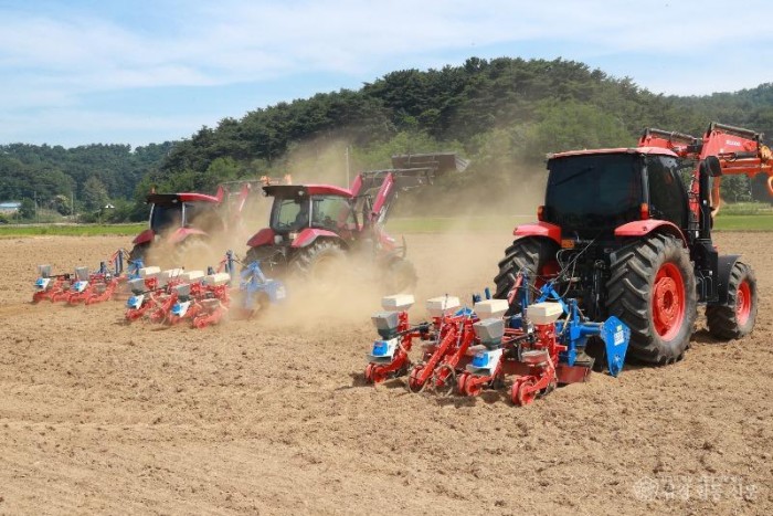 1. 울진군“소득·인력·산업 3축으로 농업 체질 바꾼다”(공유 들녘특구 콩 파종).JPG