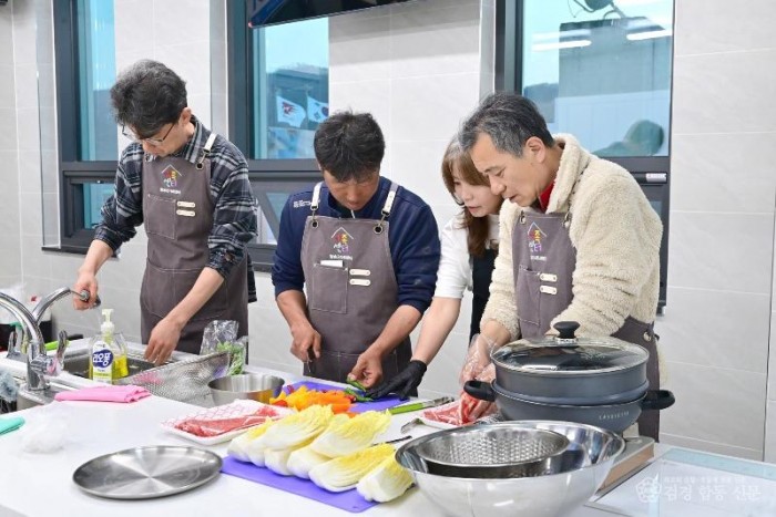 260416보도자료(청송군가족센터, 중년 남성 대상 봄나물 요리교실 운영) (1).jpg