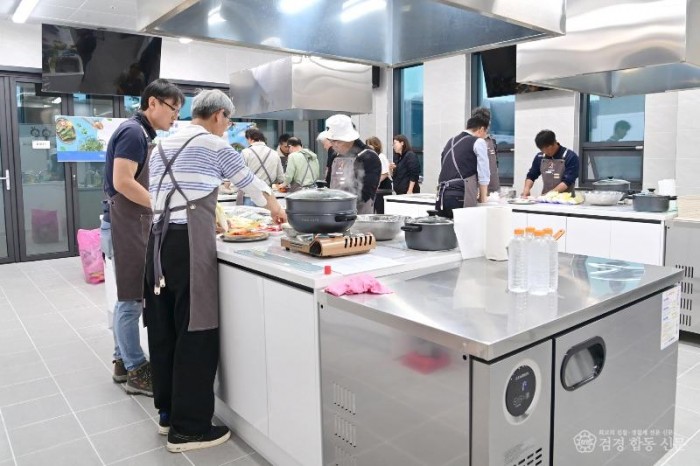 260416보도자료(청송군가족센터, 중년 남성 대상 봄나물 요리교실 운영) (4).jpg