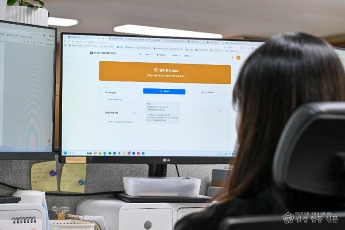 영주-2 영주시청에서 근무하는 한 직원이 자체 AI ‘챗영주’를 사용해 업무를 보고 있다.jpg
