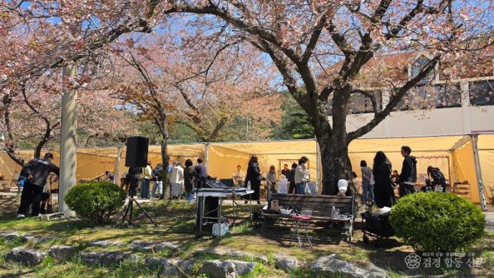 3. 성류굴 입구에서 열린‘여울진 꽃케이션’ 플라워마켓이 화창한 봄날 벚꽃비 속에서 성황리에 마무리 됐다.1.jpg