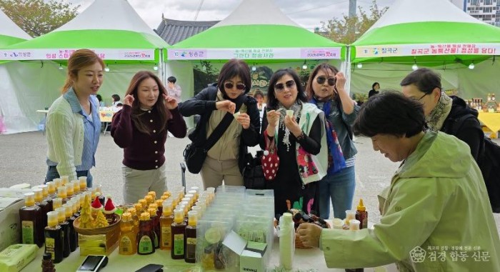 영주-7-2 방문객들이 영주지역에서 난 소백산벌꿀을 맛보고 있다.jpg
