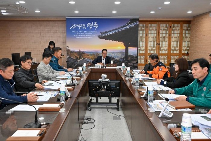 영주-5-2 엄태현 영주시장 권한대행 주재로 안전관리실무위원회 회의가 진행되고 있다.jpg