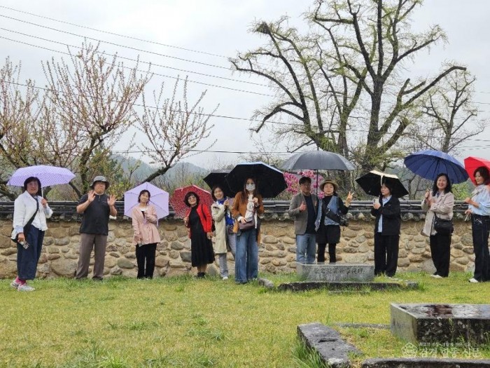 영주-3-2 영주시 SNS 홍보단이 금성대군신단을 둘러보고 있다.jpg