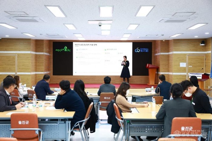 1. 지난해 군청 대회의실에서 2025년 혁신 아이디어 뱅크 연구 보고회를 개최했다.1.JPG