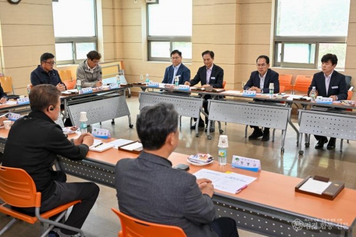 영주-2-3 엄태현 영주시장 권한대행을 비롯한 영주시 관계자들과 아스콘 관련 업체 관계자들이 모여 소통간담회를 진행하고 있다.jpg