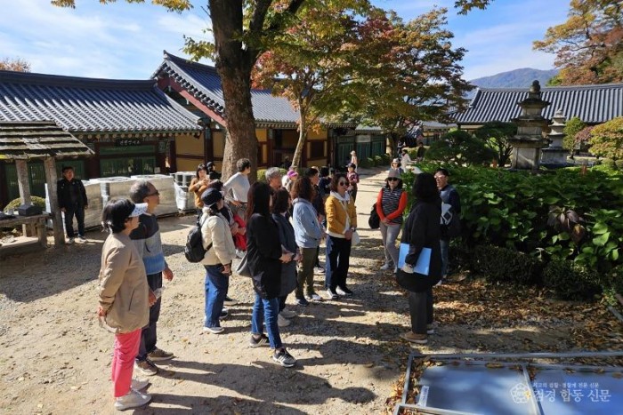 영주-1-1 (참고사진)영주시티투어 이용객들이 선비촌을 탐방하고 있다.jpg