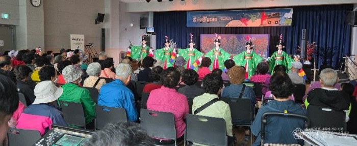 2. [상주시 사회복지과]궁바퀴를 달다 문화예술공연 실시2.jpeg