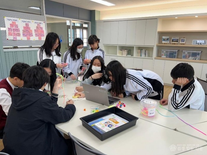 4.경북교육청, ‘배움의 이유_세바공’ 프로젝트 40개 팀 선정(학생이 묻고 실천하는 배움...지역 문제 해결로 확장)(경주 화랑중학교 아이비 탐구 동아리 활동 모습)_03.jpg