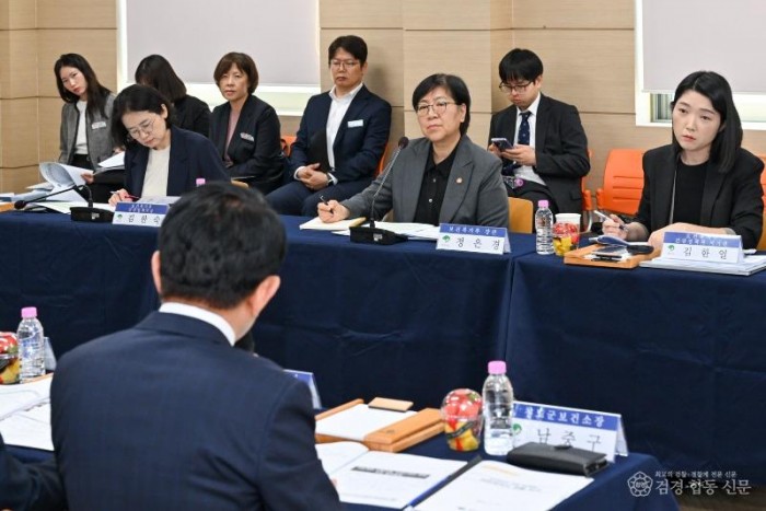 영주-1-1 정은경 보건복지부 장관이 영주시 보건소에서 지역 의료 현실에 대한 이야기를 듣고 있는 모습.jpg