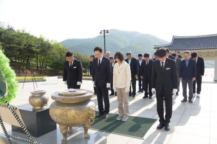 [사진] 영천호국원을 찾아 참배하는 임종식 경북교육감 예비후보(2).jpg