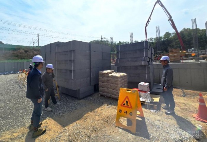 영주-1-1 영주시 건축과 직원들이 공공건축공사 현장을 찾아 자재 수급현황을 점검하고 있다.jpg