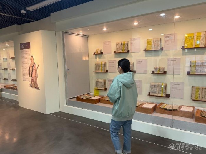영주-2-3 관람객이 소수박물관 별관에 마련된 특별기획전을 관람하고 있다.jpg