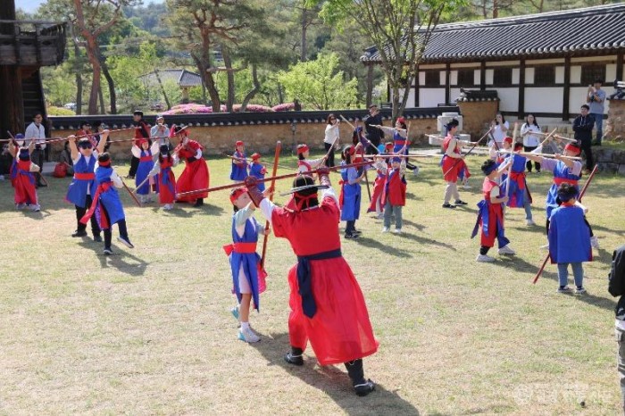 영주-1-4 (참고사진)지난해 어린이선비축제 어린이 무과 장원급제 진행모습.JPG