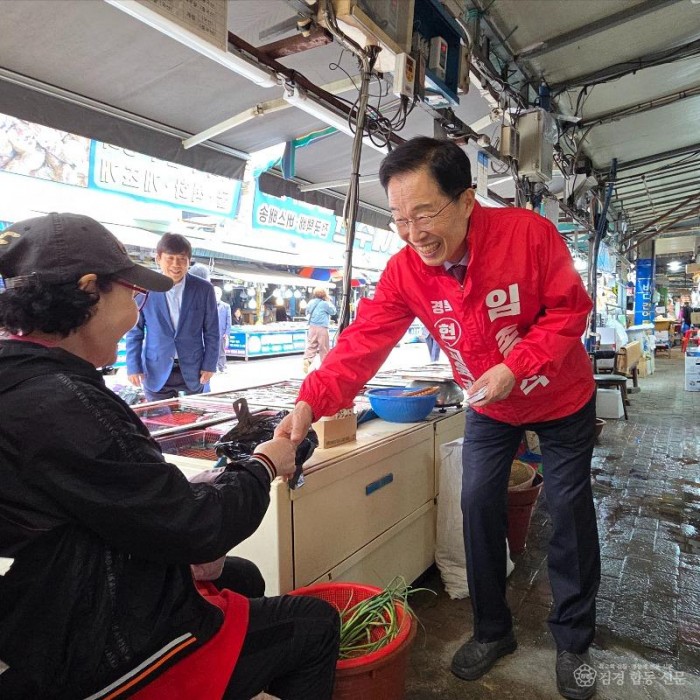 [사진] 포항 죽도시장을 방문한 임종식 경북교욱감 에비후보(2).jpg