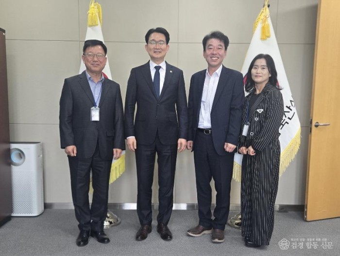 1. 경주시가 2027년도 국비 확보를 위해 정부세종청사 농림축산식품부를 방문해 김종구 차관(왼쪽 두 번째)과 면담을 갖고, 주요 현안사업에 대한 국비 지원을 건의한 뒤 기념촬영을 하고 있다.jpeg