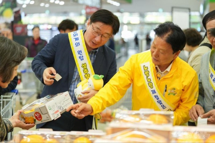 성주군사진(『아삭함에 반하고 달콤함에 취하다!』 성주군  성주참외 대규모 홍보 판촉행사 개최!)-2.jpg